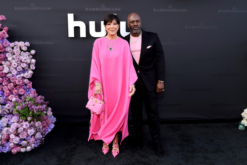 Kris Jenner estava de rosa ao lado do namorado 