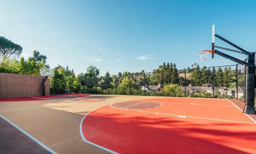 Para o lazer, o imóvel tem uma quadra de basqueste