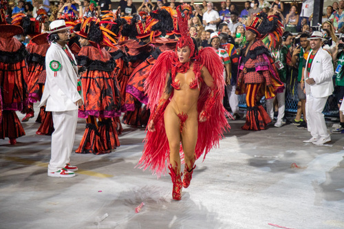 Paolla Oliveira desfilou com look vermelho na Sapucaí