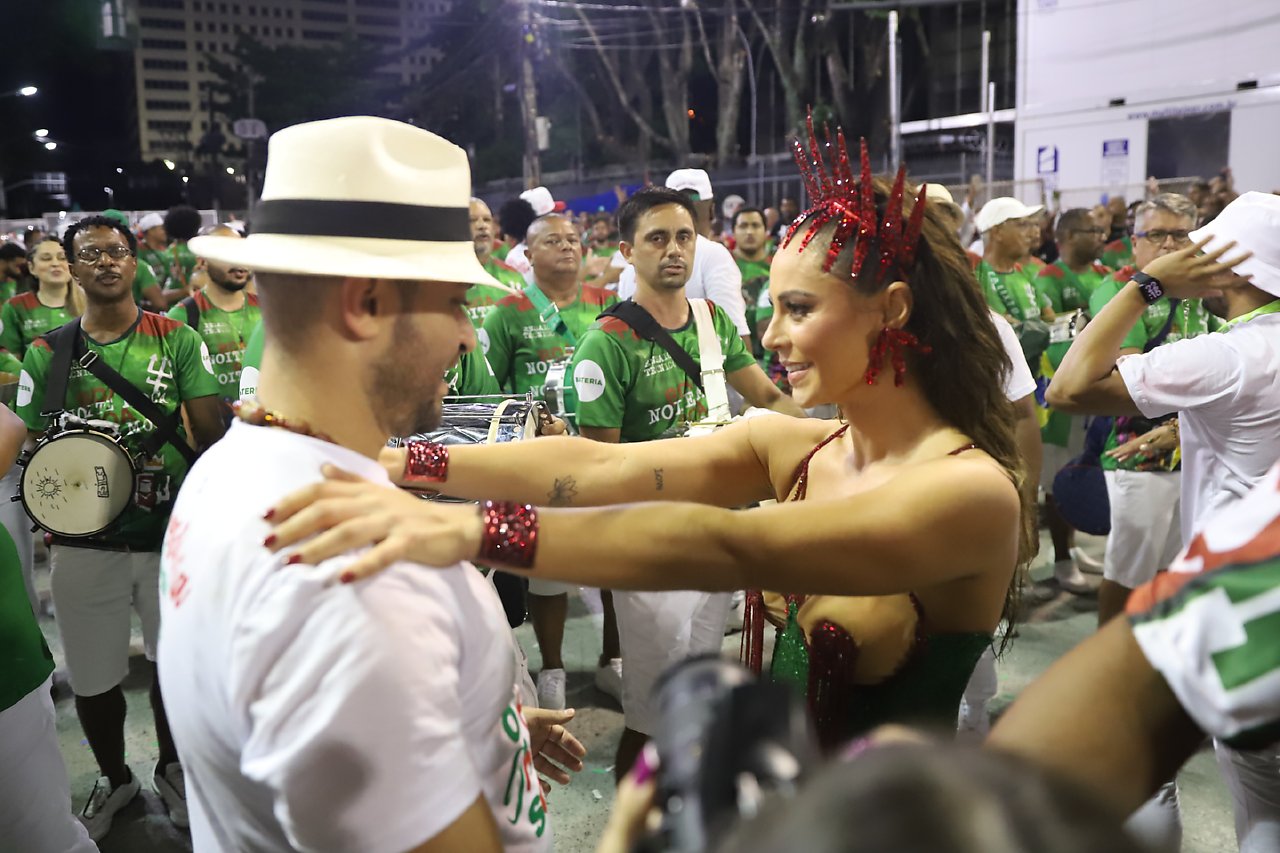 Paolla Oliveira e Diogo Nogueira em ensaio da Grande Rio