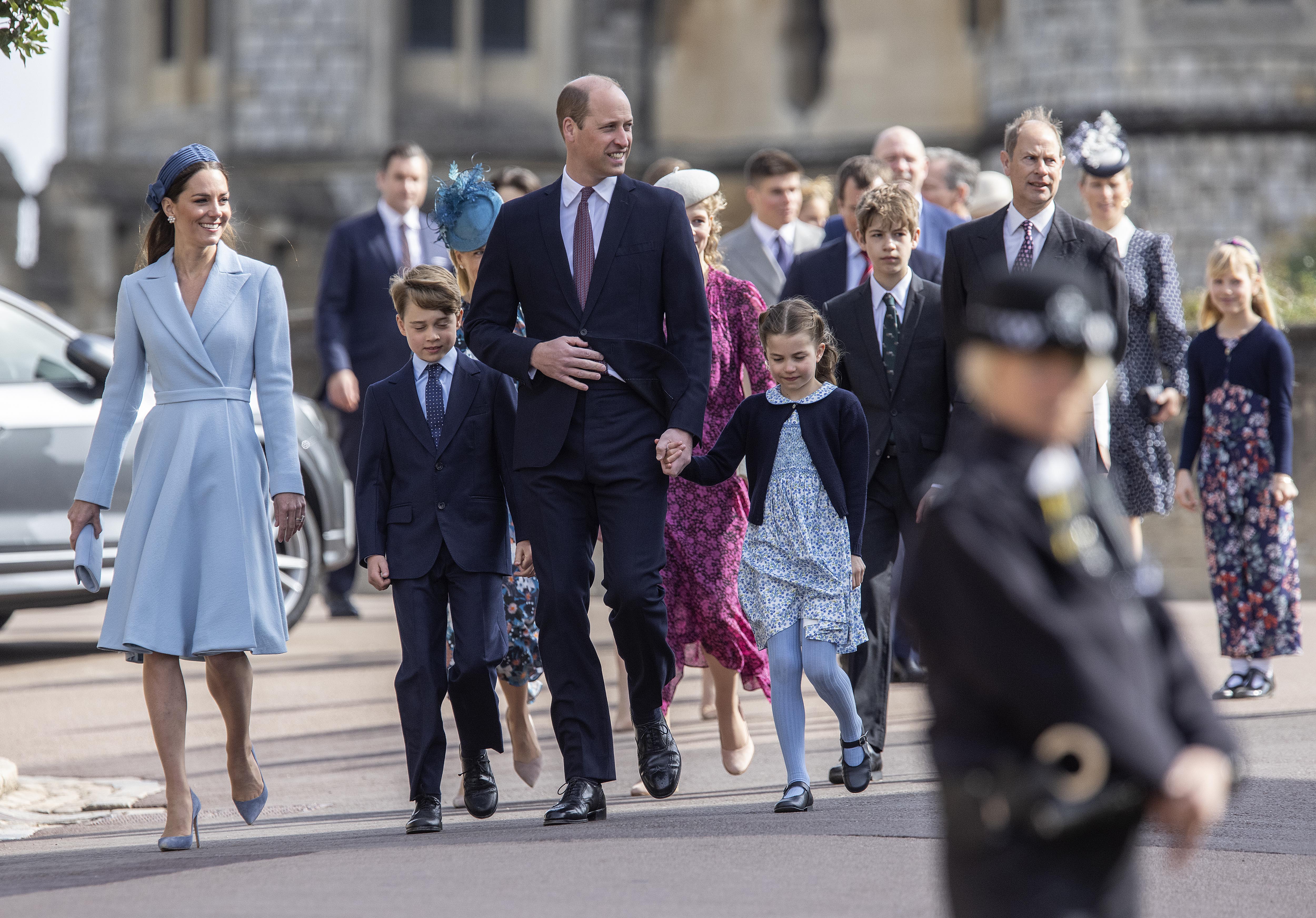 Príncipe George e princesa Charlotte participam pela primeira vez do culto de Páscoa da família real