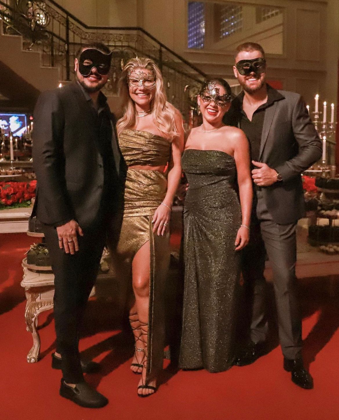 Paula Vaccari, esposa do sertanejo Cristiano, celebra 35 anos com baile de máscaras elegante. Crédito: Allysson Moreno