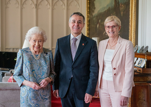 A Rainha Elizabeth II se encontrou com o presidente da Suíça e sua esposa - Foto: Getty Images