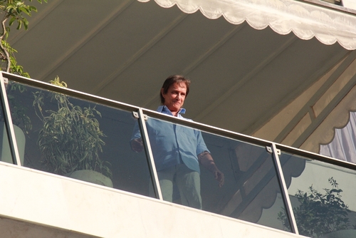 Fãs do Rei Roberto foram para a frente do seu apartamento no Rio de Janeiro