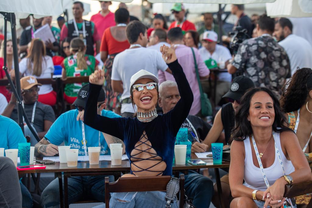 Sabrina Sato e Lexa acompanham apuração das escolas do Rio de Janeiro na Sapucaí. Crédito: Beatriz Damy/Victor Chapetta/AgNews