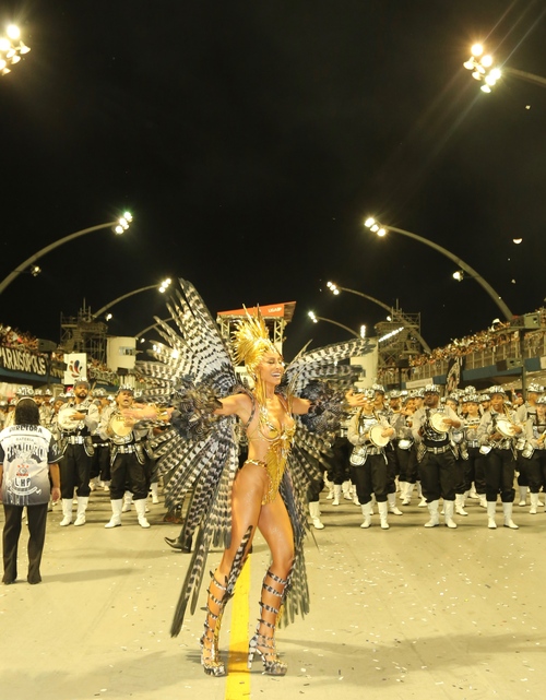 A primeira parada da maratona de Sabrina Sato foi o Carnaval de São Paulo