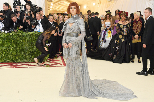 Zendaya posou com um look brilhante 