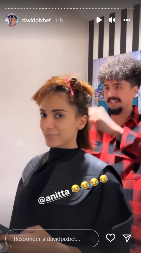 Após GKay cortar seu cabelo durante show, Anitta arruma seu visual com um profissional 