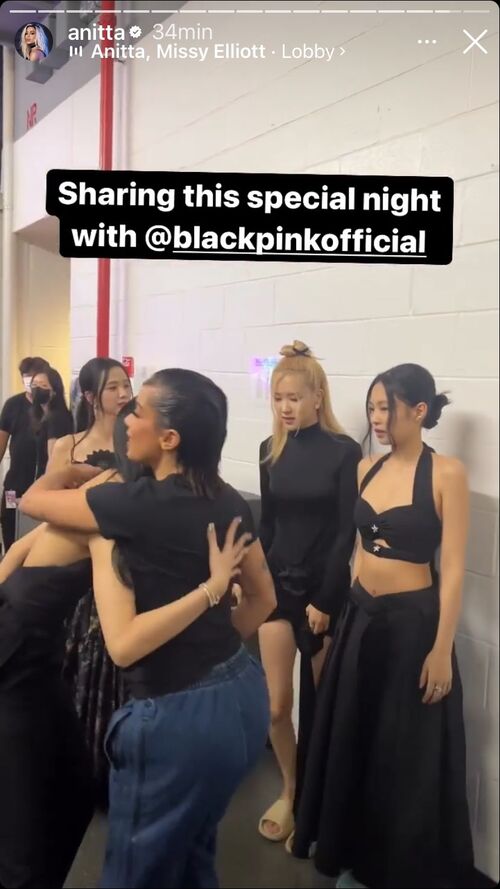 “Compartilhando essa noite especial com BlackPink”, escreveu a dona do álbum “Versions Of Me” na legenda de seus stories. 