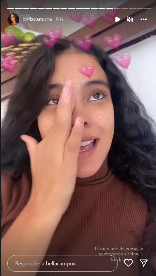 Bella Campos emocionada em seus stories - Créditos: Reprodução / Instagram