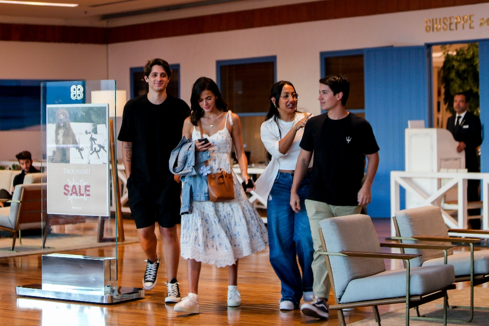 Bruna Marquezine curte dia no shopping com os amigos