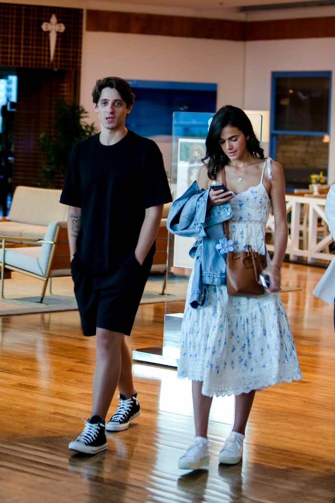 Bruna Marquezine curte dia no shopping com os amigos