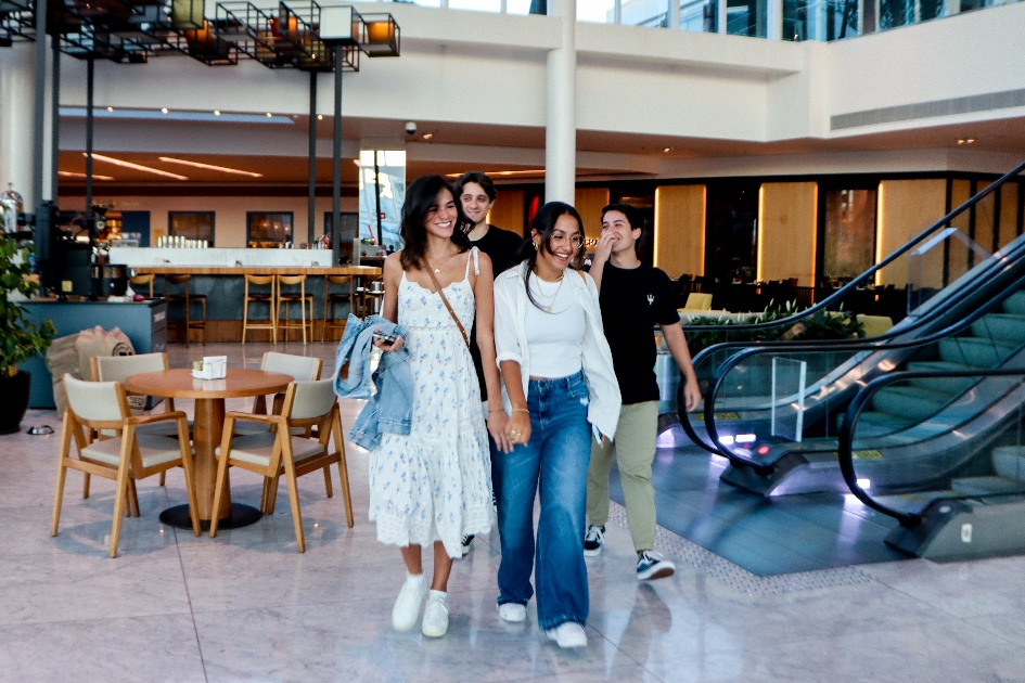 Bruna Marquezine curte dia no shopping com os amigos