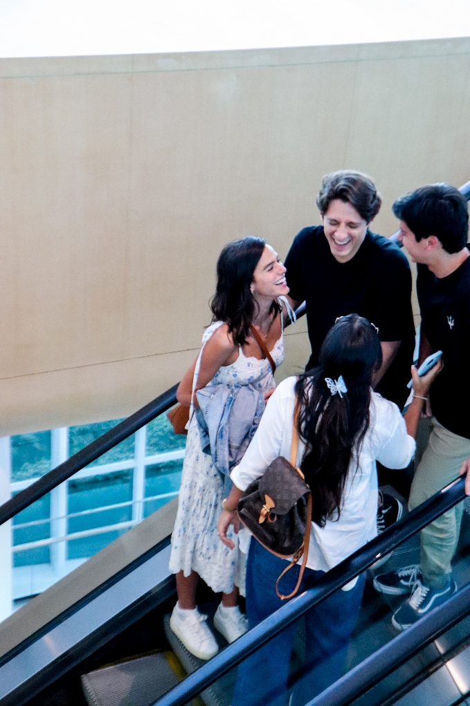 Bruna Marquezine curte dia no shopping com os amigos