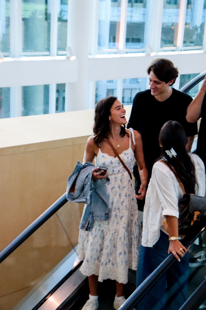 Bruna Marquezine curte dia no shopping com os amigos