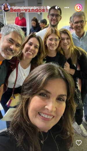 Fátima Bernardes faz selfie com o filho, William Bonner e Natasha Dantas