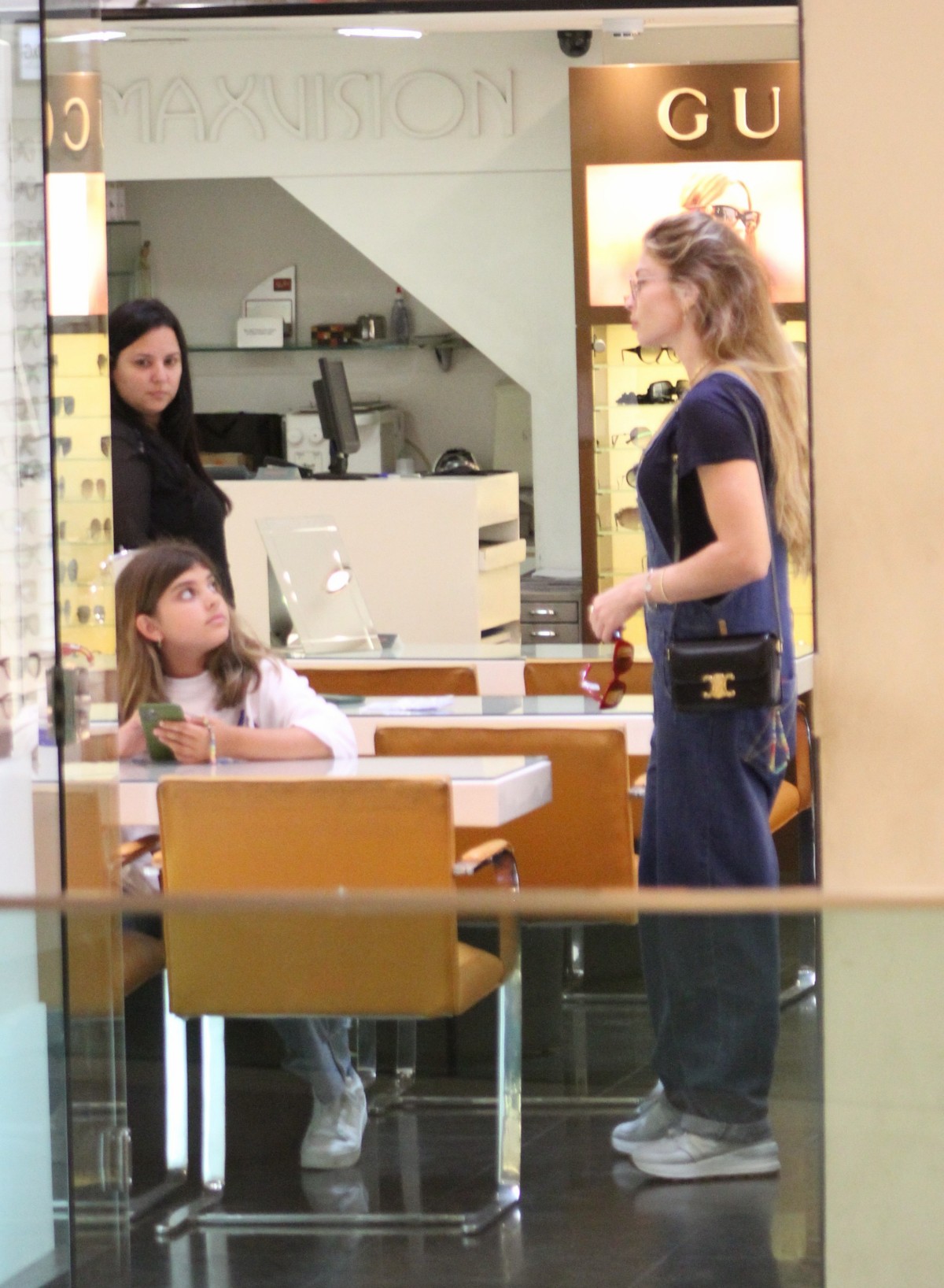 Grazi Massafera e a filha curtem dia no shopping