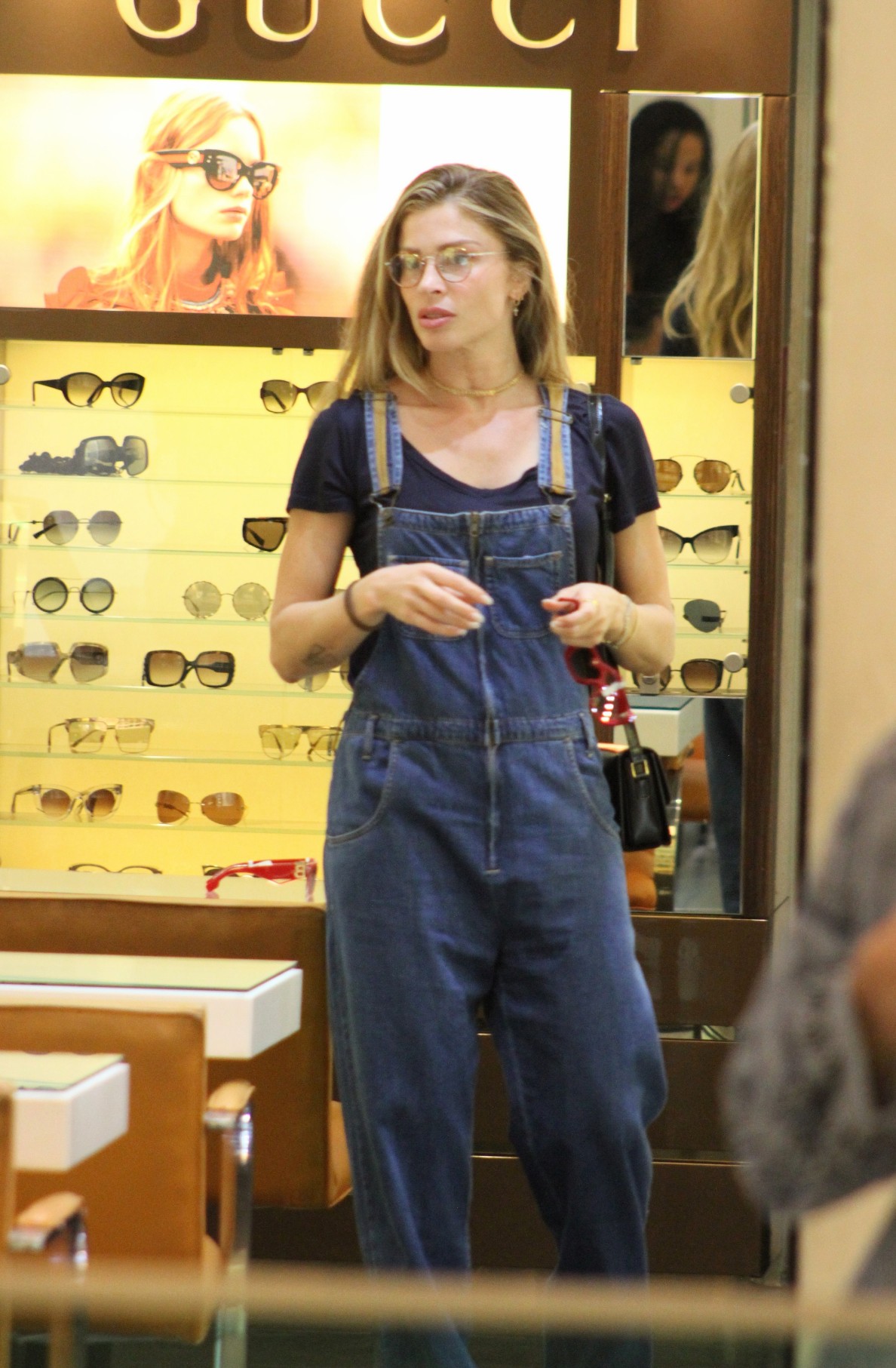 Grazi Massafera e a filha curtem dia no shopping