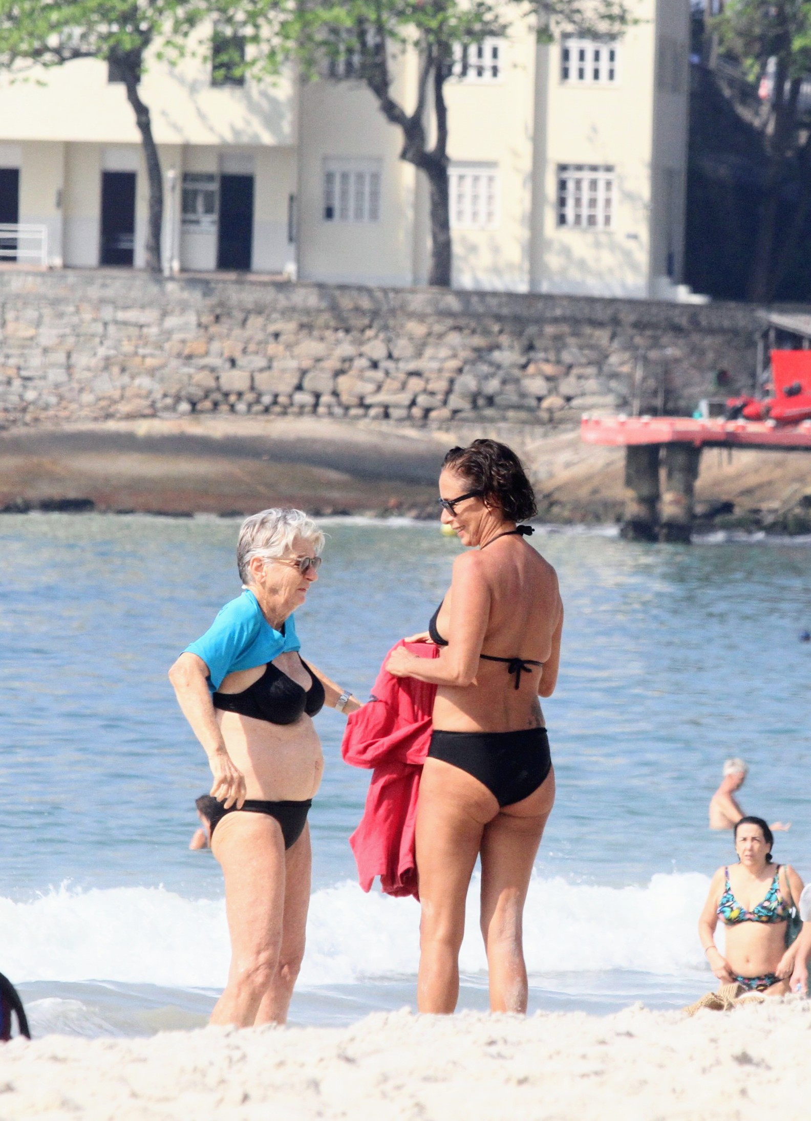 Andréa Beltrão em praia carioca