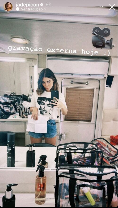 A intérprete da personagem Chiara apareceu primeiramente em seu Instagram com uma camiseta branca