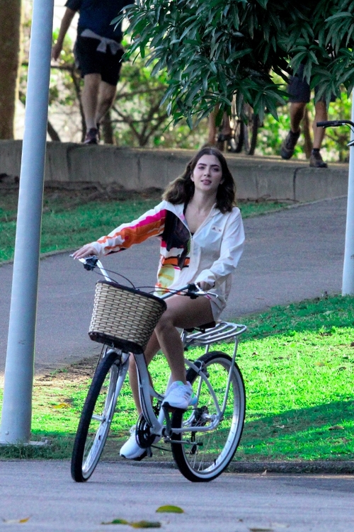 A influencer ainda usou outro look em que foi filmada andando de bicicleta pela lagoa carioca. 