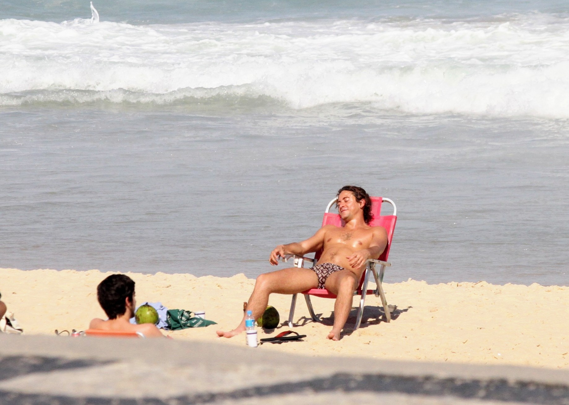 Jesuíta Barbosa curte dia na praia com seu novo affair