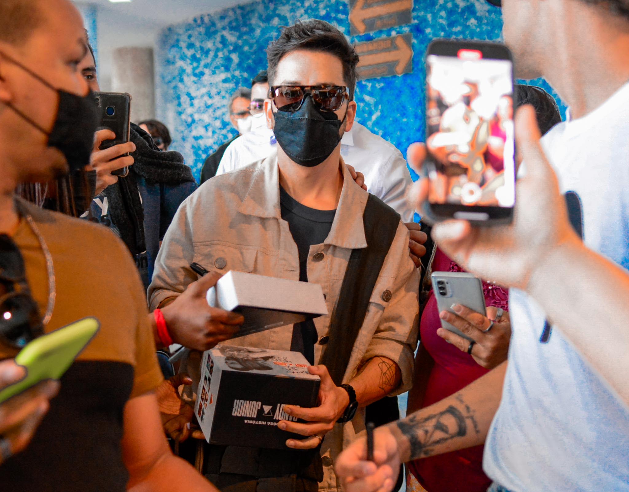 Junior Lima com os fãs em aeroporto no Rio de Janeiro