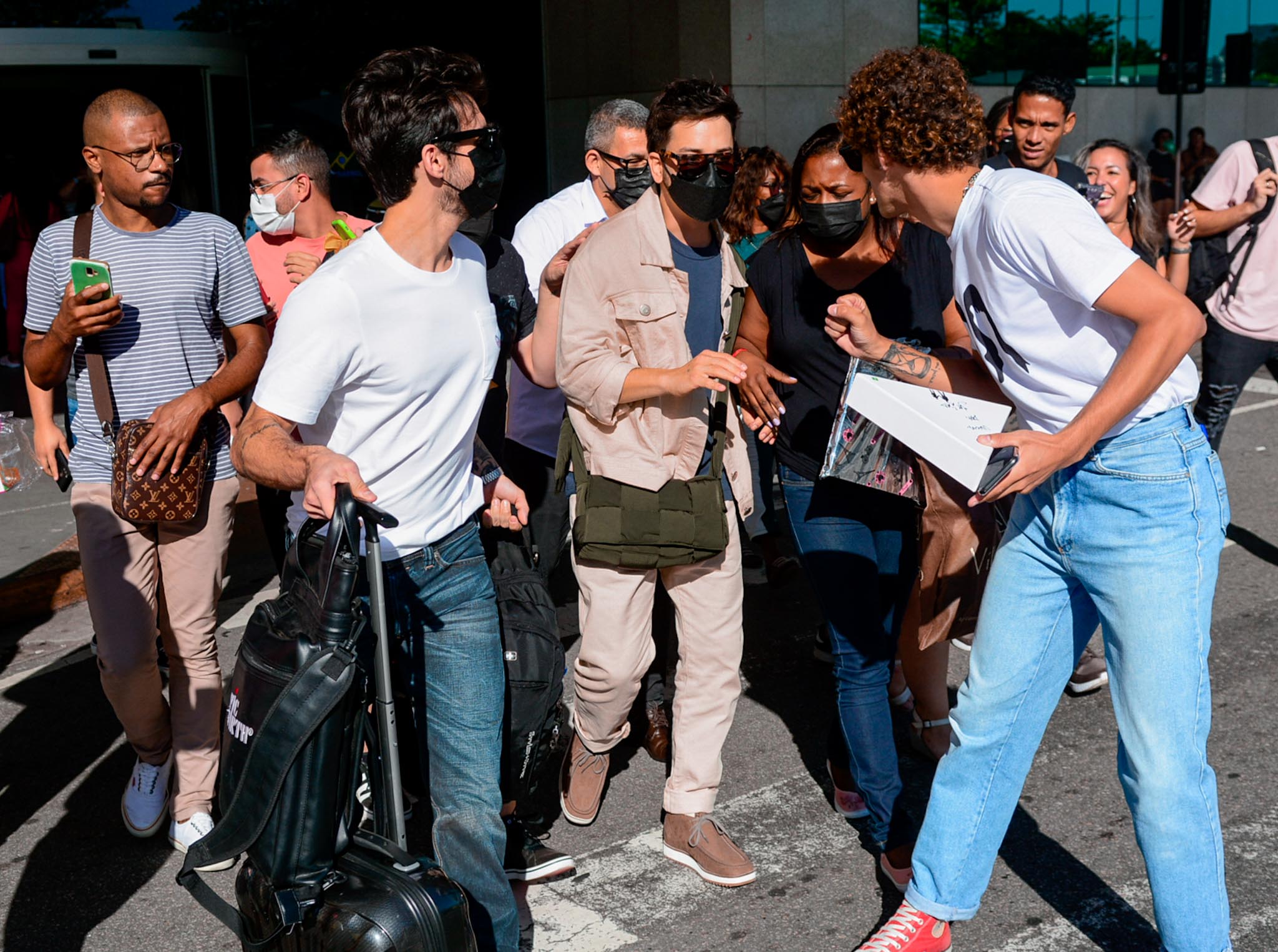 Junior Lima com os fãs em aeroporto no Rio de Janeiro