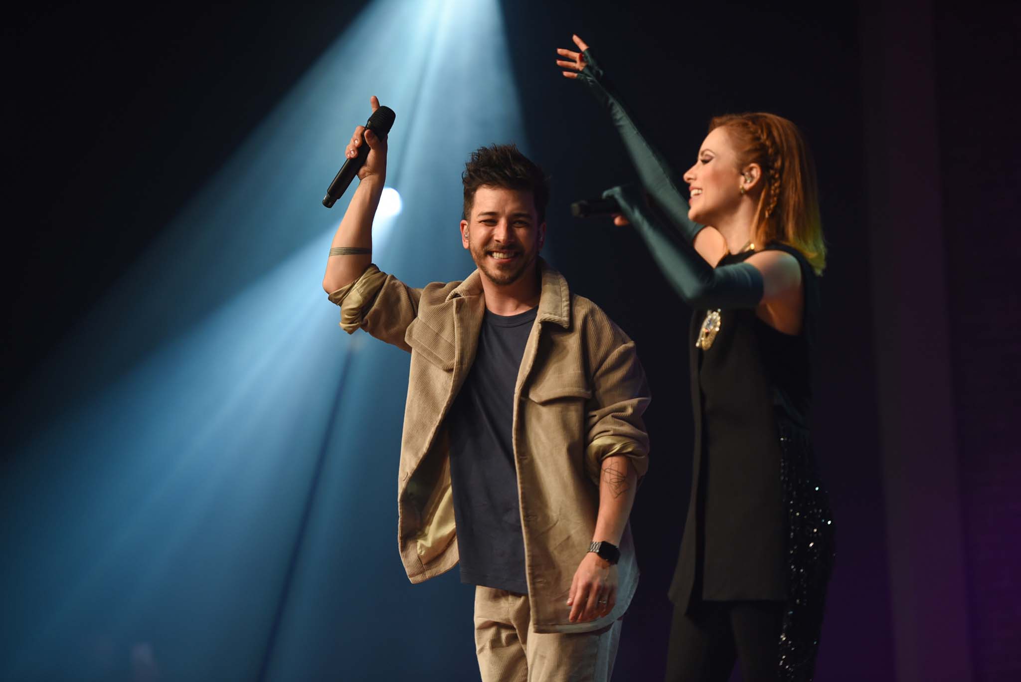 Sandy com Junior Lima e Lucas Lima em show na cidade de São Paulo