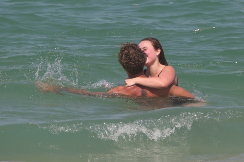 A atriz Larissa Manoela e seu namorado André Luiz Frambach foram flagrados em momentos românticos em praia no Rio de Janeiro 