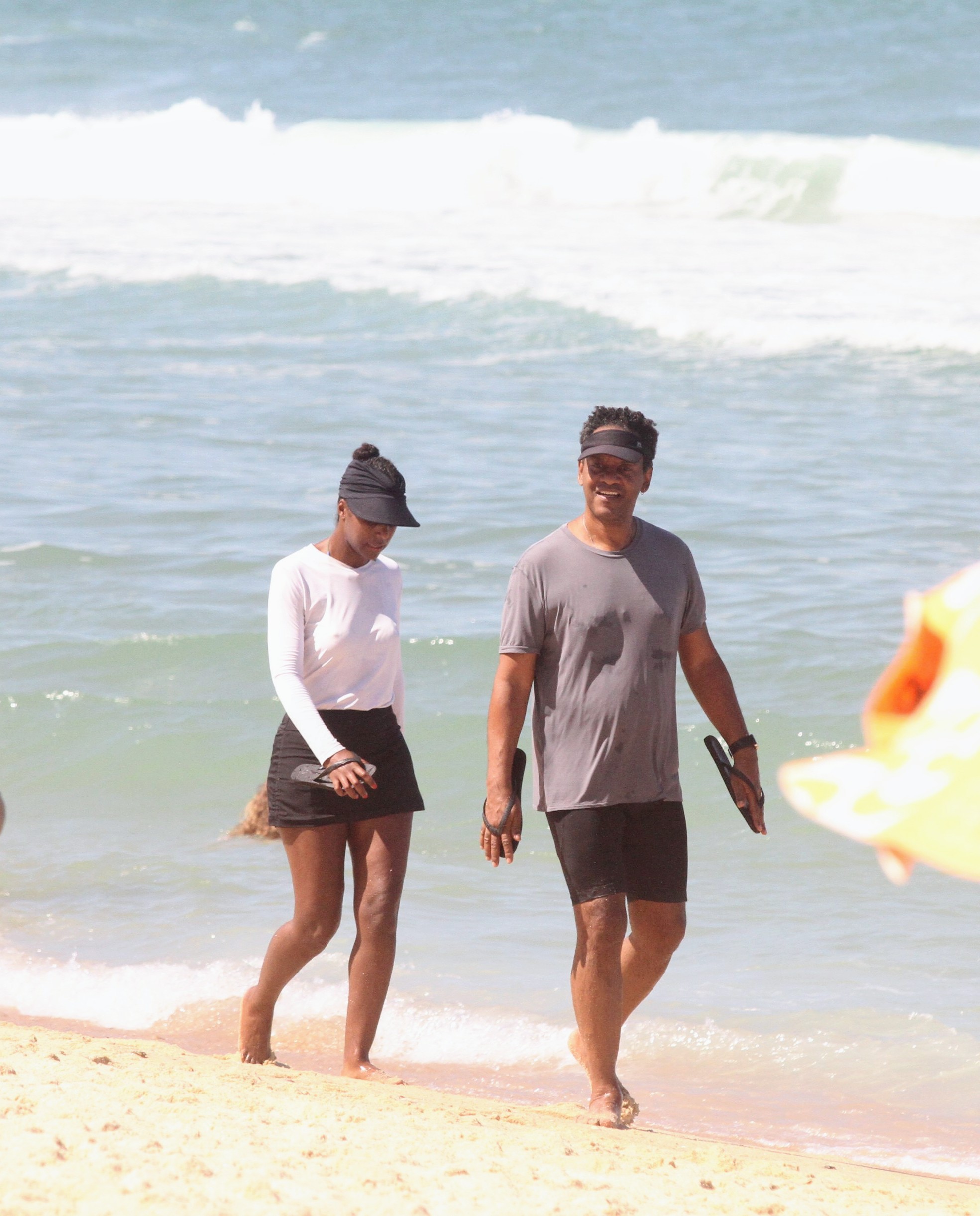 Maju Coutinho curte dia na praia com o marido