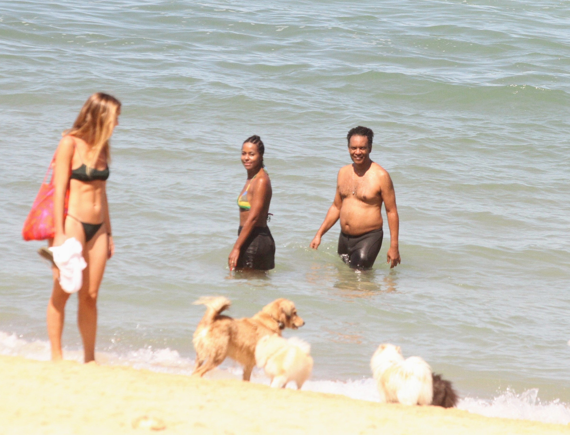 Maju Coutinho curte dia na praia com o marido