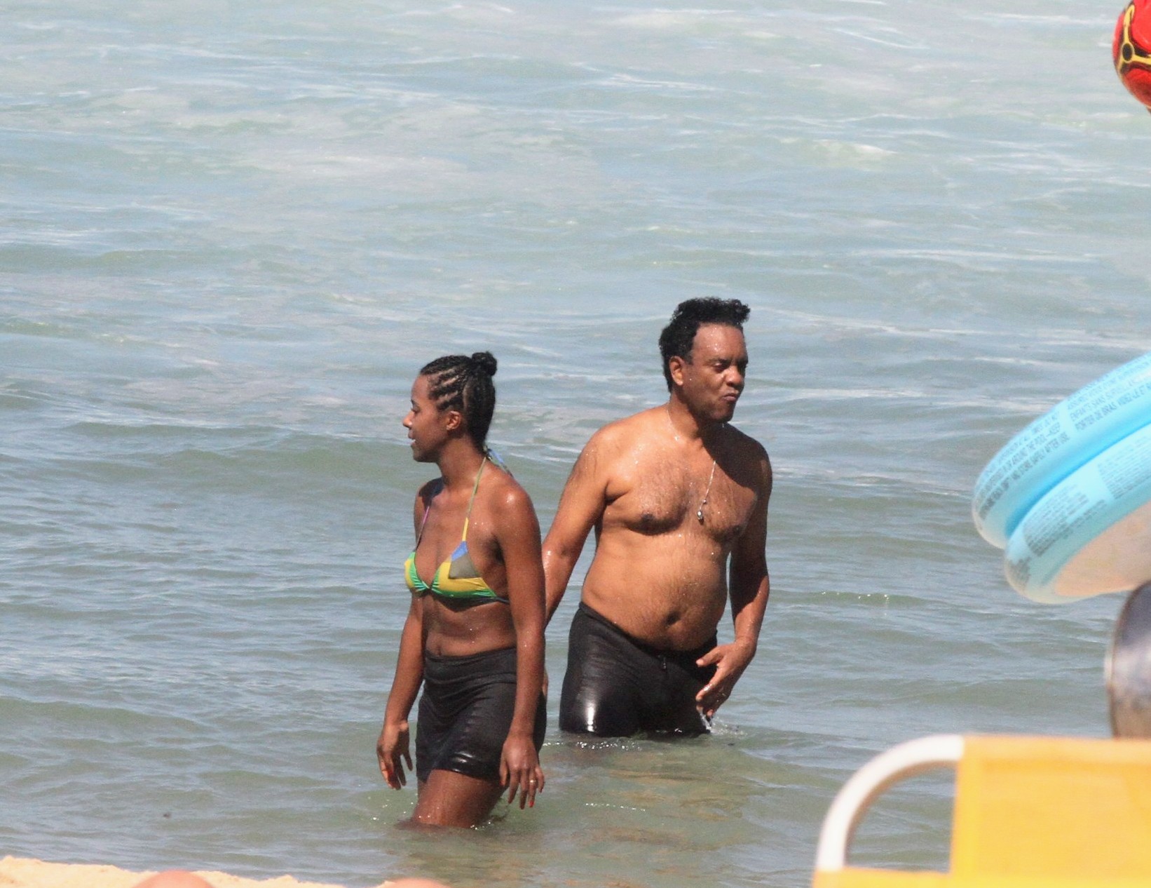 Maju Coutinho curte dia na praia com o marido