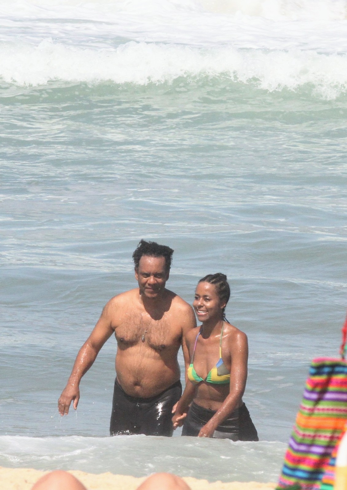 Maju Coutinho curte dia na praia com o marido