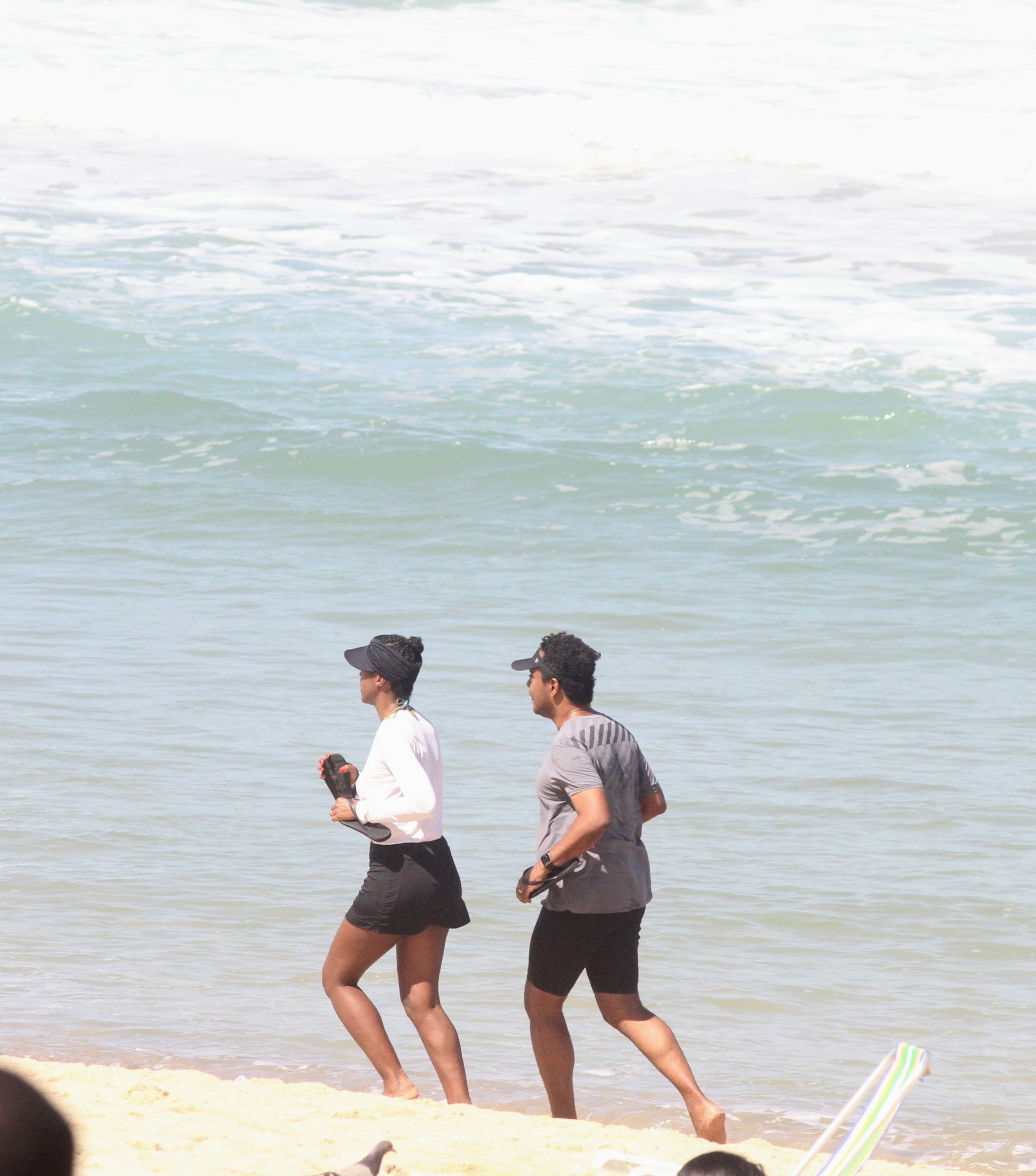 Maju Coutinho curte dia na praia com o marido