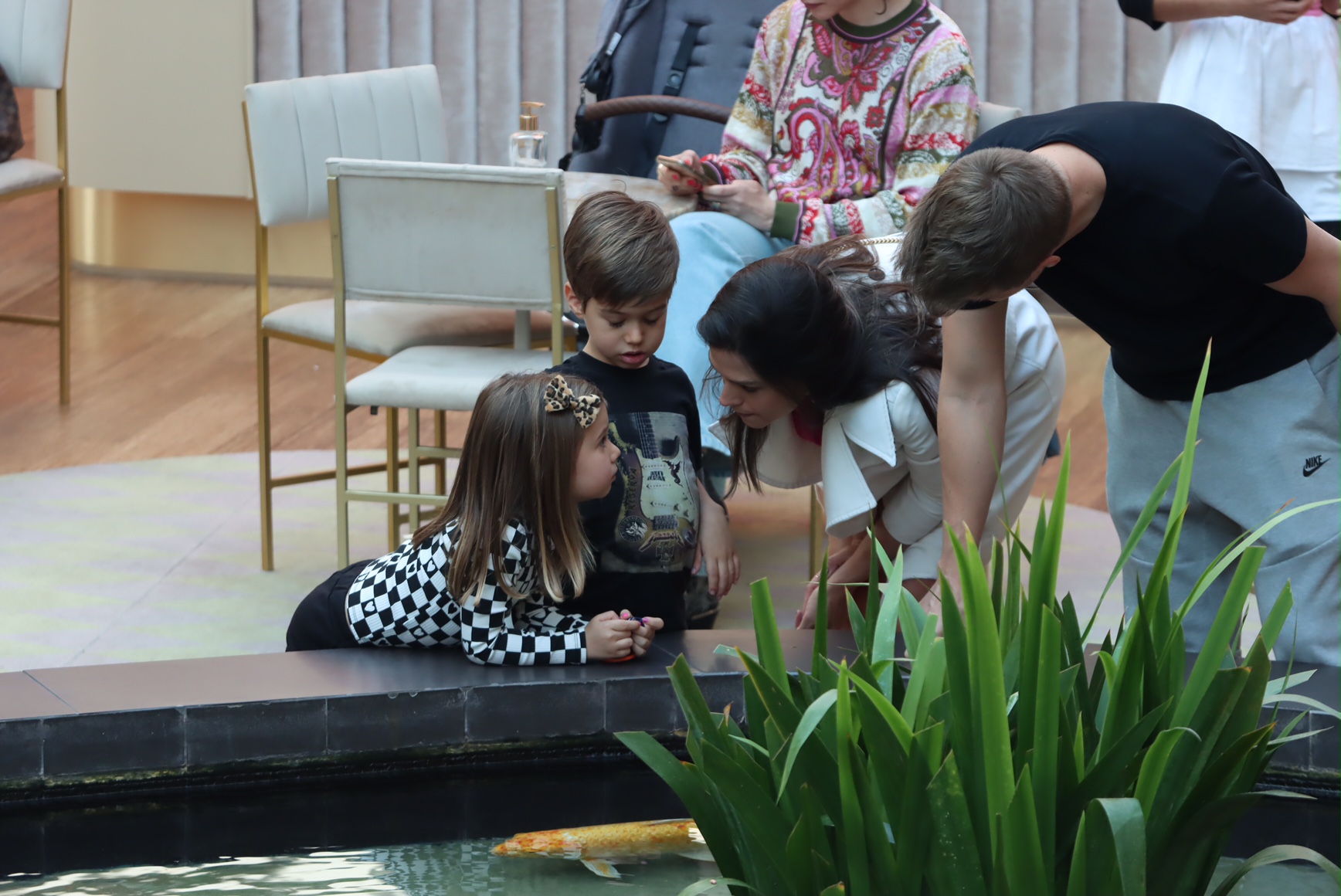 Thais Fersoza e Michel Teló com os filhos