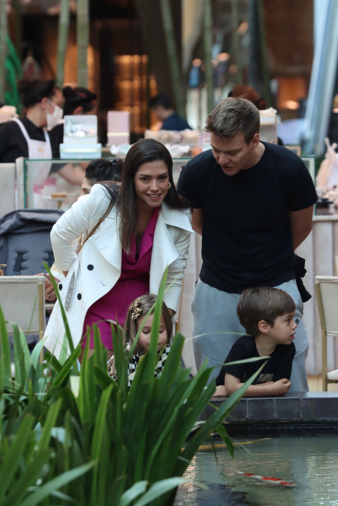 Thais Fersoza e Michel Teló com os filhos