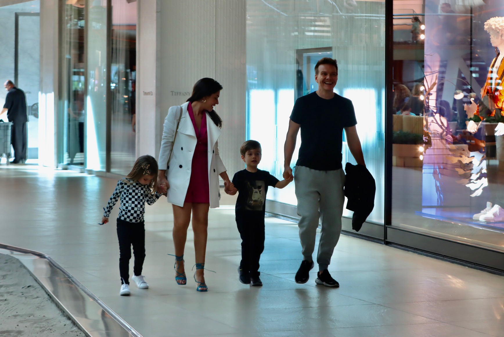 Thais Fersoza e Michel Teló com os filhos