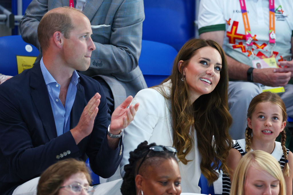 Kate Middleton e Príncipe William se divertem com a filha, a Princesa Charlotte, em competição de natação