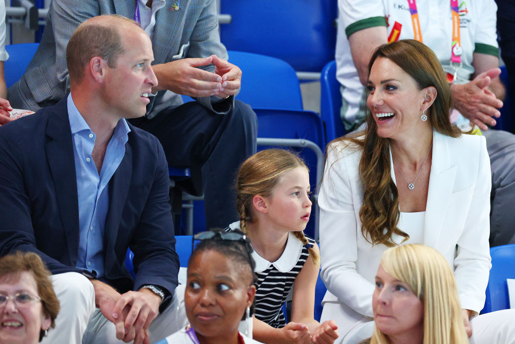 Kate Middleton e Príncipe William se divertem com a filha, a Princesa Charlotte, em competição de natação