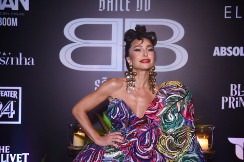 Sabrina Sato esbanja beleza e elegância com look colorido em baile de gala 