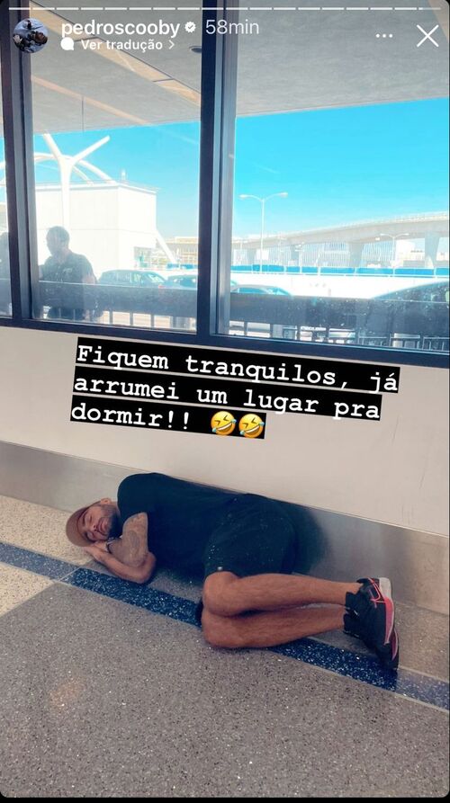 “Estou desolado com três crianças no aeroporto. Não dá pra fazer que nem aquele filme que o cara fica dormindo no aeroporto. Que loucura”, desabafou o esportista. 