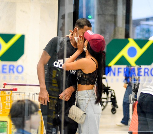 Gabriel Roza foi visto aos beijos com a jovem durante a passagem do casal pelo aeroporto carioca. 