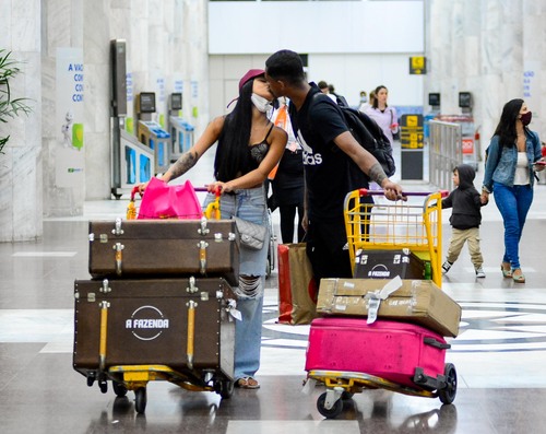 A vice-campeã da edição deste ano de A Fazenda foi fotografada no aeroporto com o novo namorado