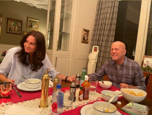 Bruce Willis em jantar com a família - Créditos: Reprodução / Instagram