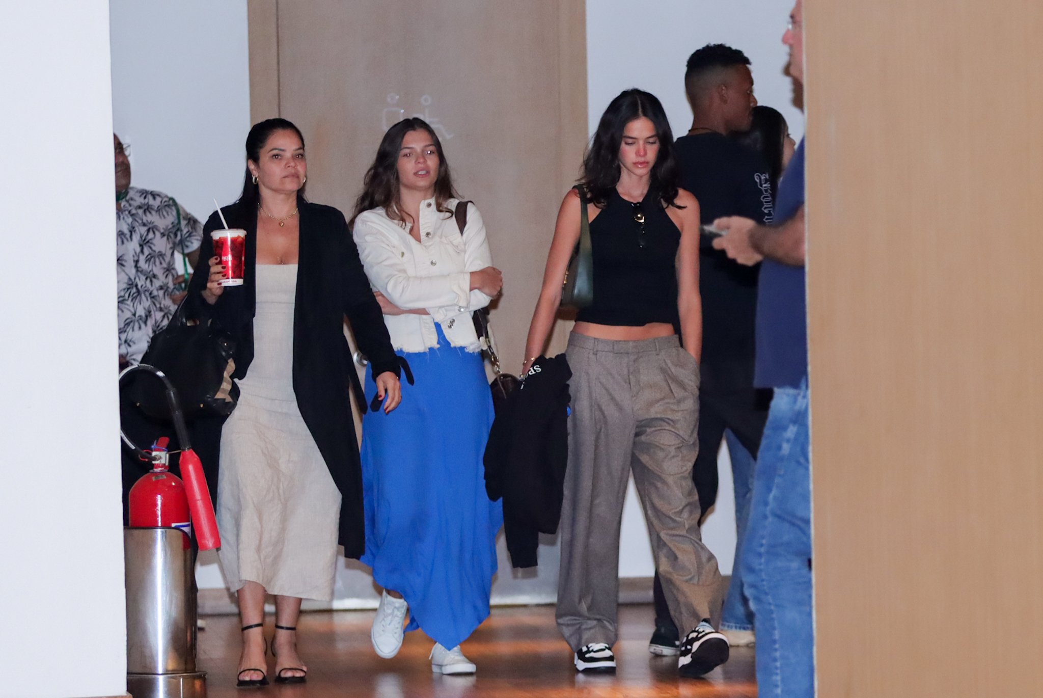 Bruna Marquezine curte passeio com os pais e a irmã