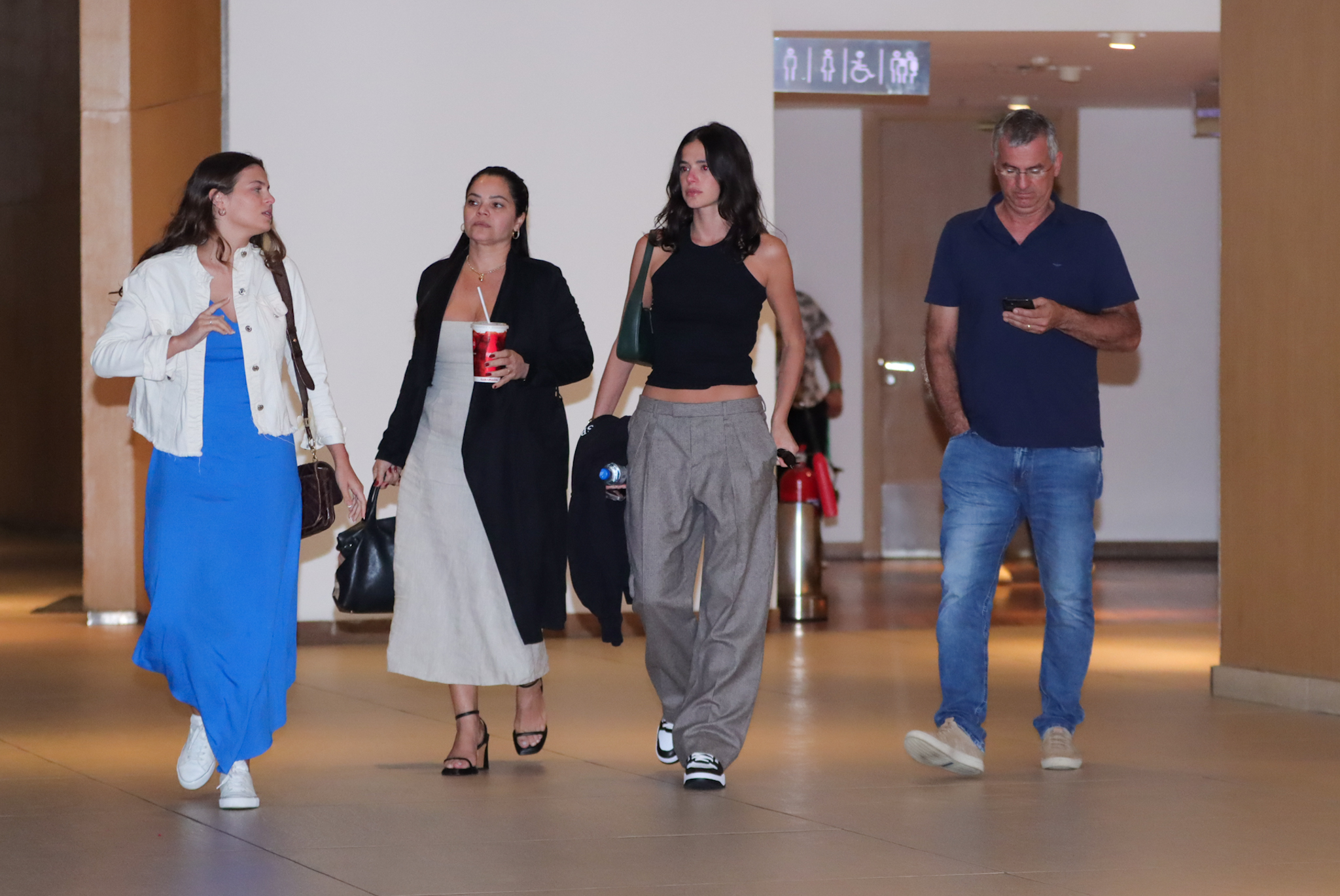 Bruna Marquezine curte passeio com os pais e a irmã