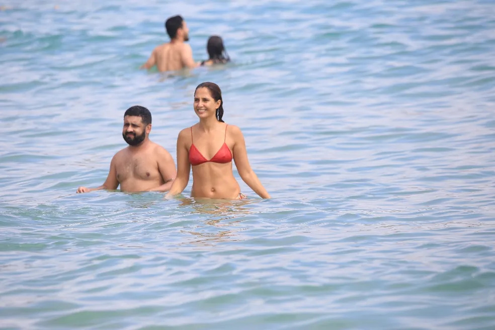 Camila Pitanga e amigo em Ipanema — Foto: JC Pereira/AgNews