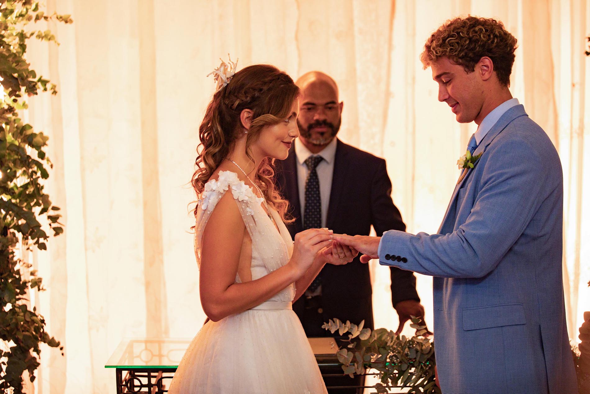 Cena do casamento de Lou (Vitória Bahn) e Rico (André Luiz Frambach) na novela Cara e Coragem