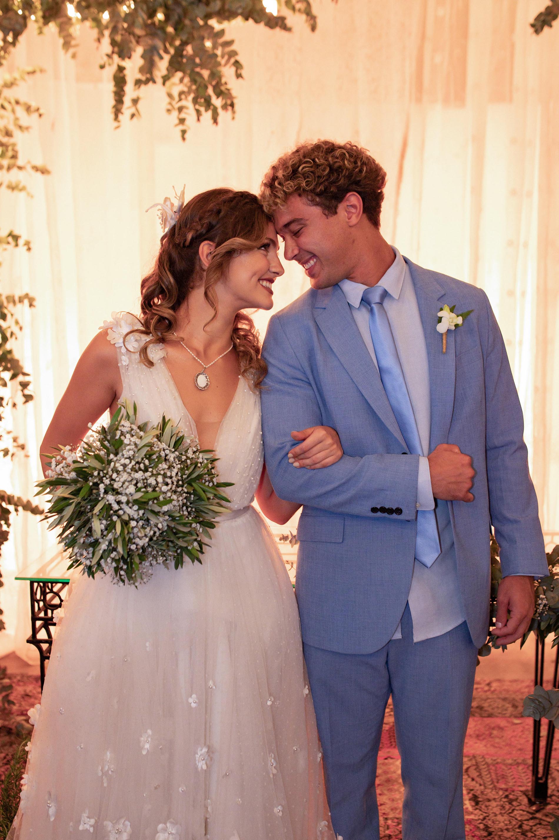 Cena do casamento de Lou (Vitória Bahn) e Rico (André Luiz Frambach) na novela Cara e Coragem